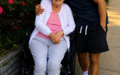 Ich kümmerte mich um meine 85-jährige Nachbarin wegen ihres Erbes, aber sie hinterließ mir nichts – Am nächsten Morgen klopfte ihr Anwalt und sagte: „Eigentlich hat sie Ihnen doch etwas hinterlassen.“